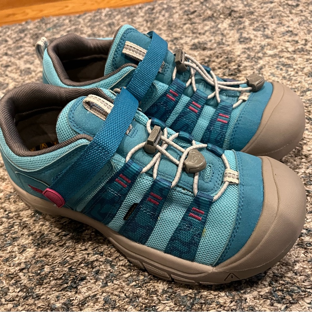 Women’s Keen Sandal Sneakers Size 7